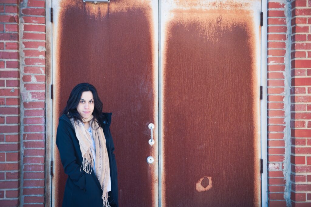 Alejandra O’Leary presenta ‘A Word About It’, una canción de pop rock moderno y futurista