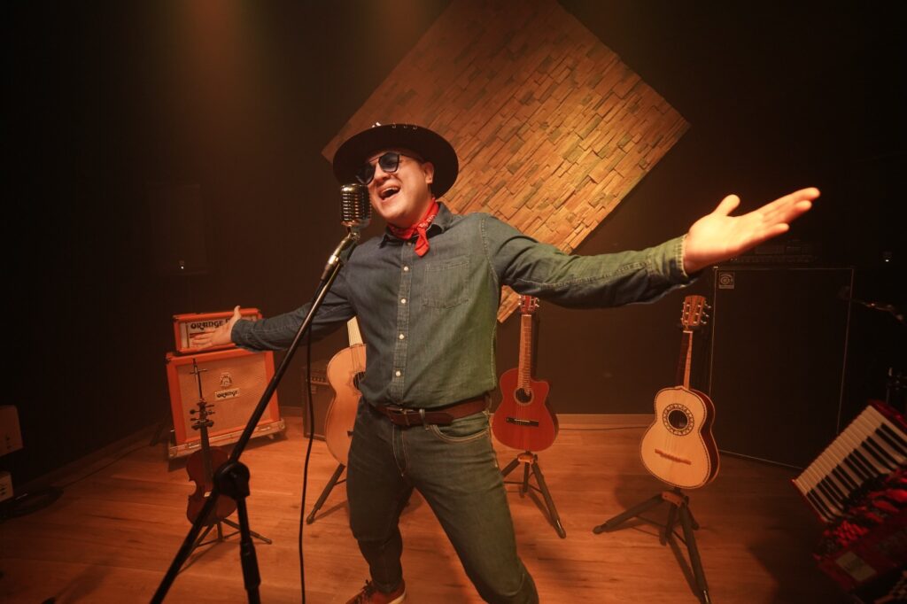 Caliche Pérez lanza ‘Sin rumbo cierto’, una canción que habla de los dilemas del corazón