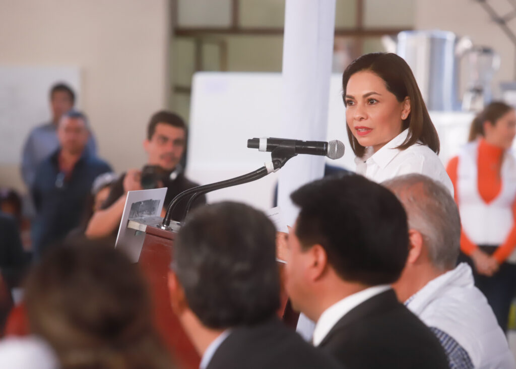 Sergio Salomón y Gaby Bonilla entregaron equipos auditivos e infraestructura a DIF municipales