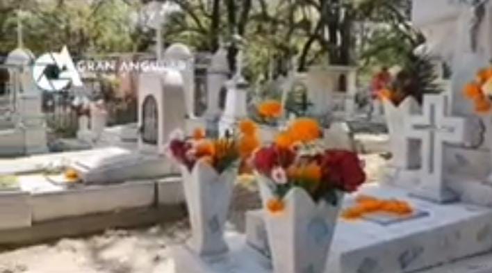 Video desde Puebla: Ciudadanos acuden al panteón y cumplen con liturgia por Día de Muertos