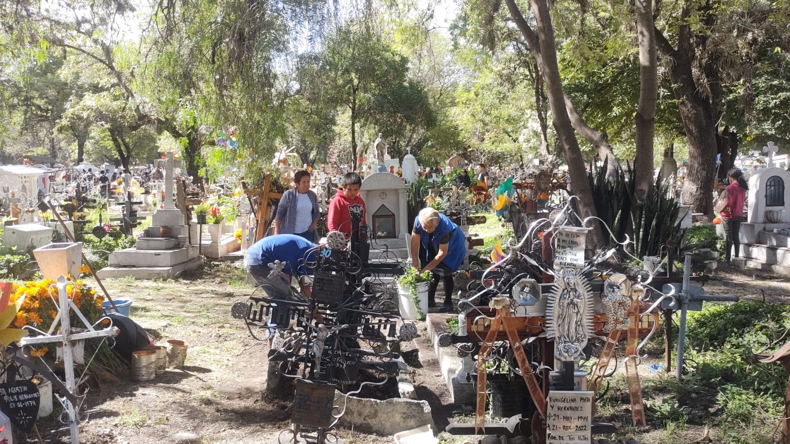 Capitalinos acuden al panteón municipal con flores y música para sus difuntos