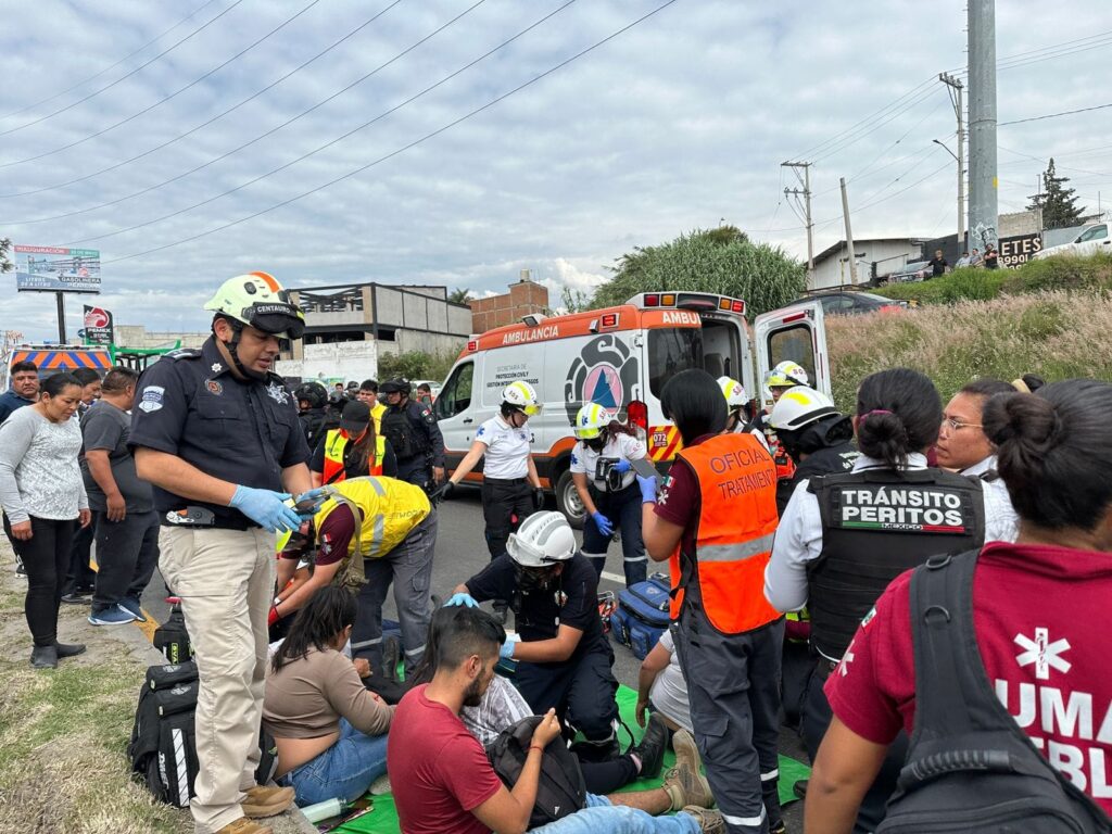 Choque entre unidad de transporte público y vehículo de lujo deja al ...