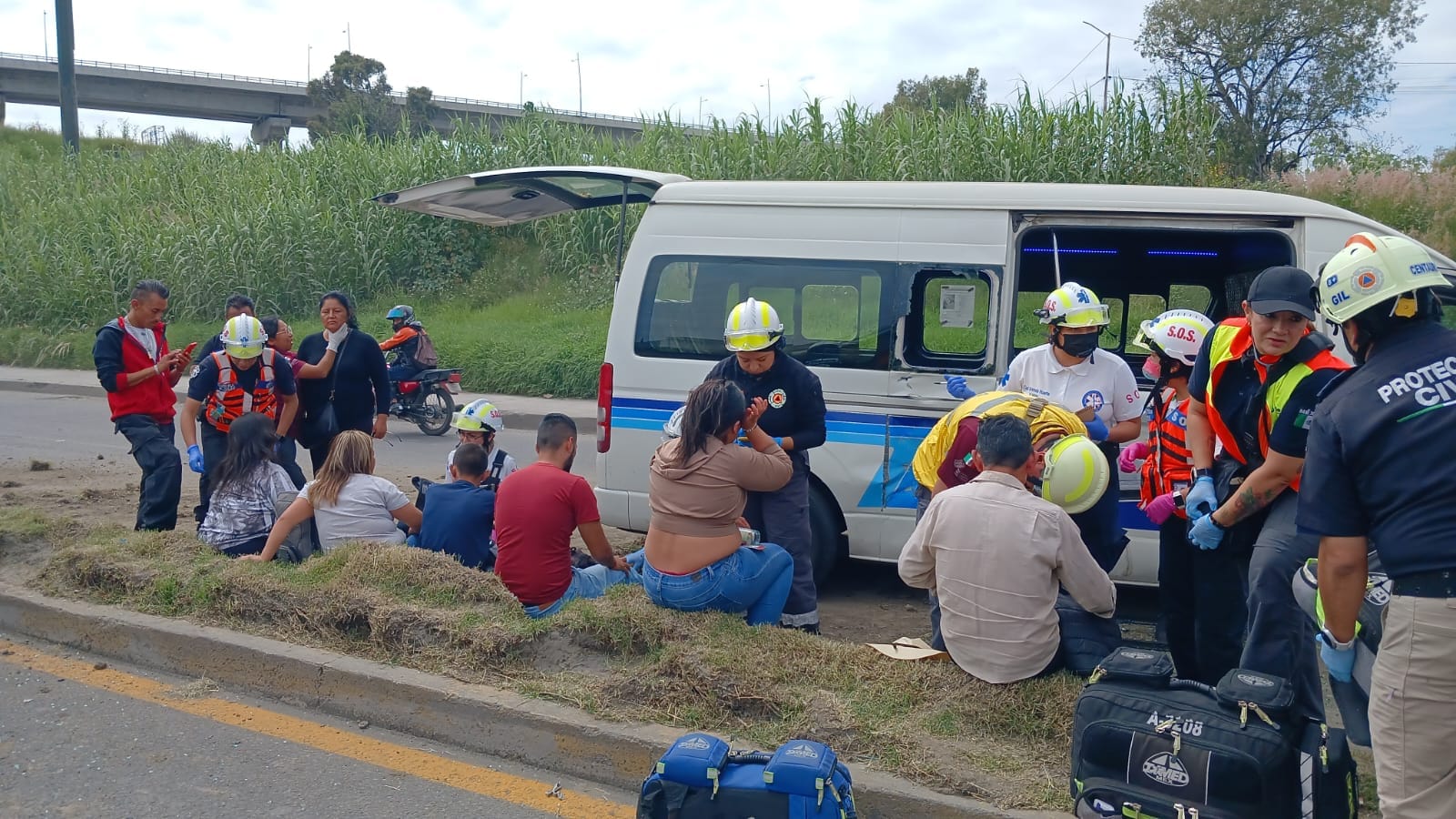 Choque entre unidad de transporte público y vehículo de lujo deja al menos 10 lesionados