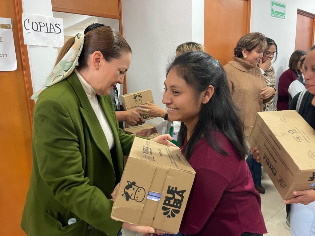 Gobierno de Carlos Peredo y Secretaría del Bienestar entregan producto lácteo a mil familias teziutecas   