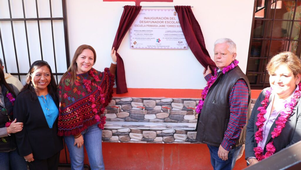 El presidente Carlos Peredo inaugura mercado de la Junta auxiliar de San Sebastián