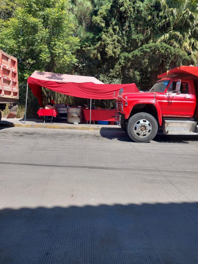 Ambulantes se apoderan de calle donde se construye la sede del Congreso; vecinos piden intervención de autoridades
