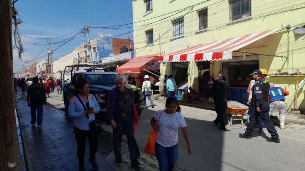 Sanciona ayuntamiento a 2 locatarios por tirar desechos a la vía pública en la zona de la 16 poniente