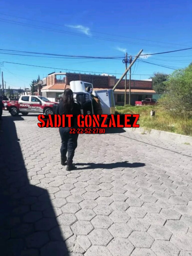 Se roban camioneta y en la huida terminan volcados en Nenetzintla, Acajete