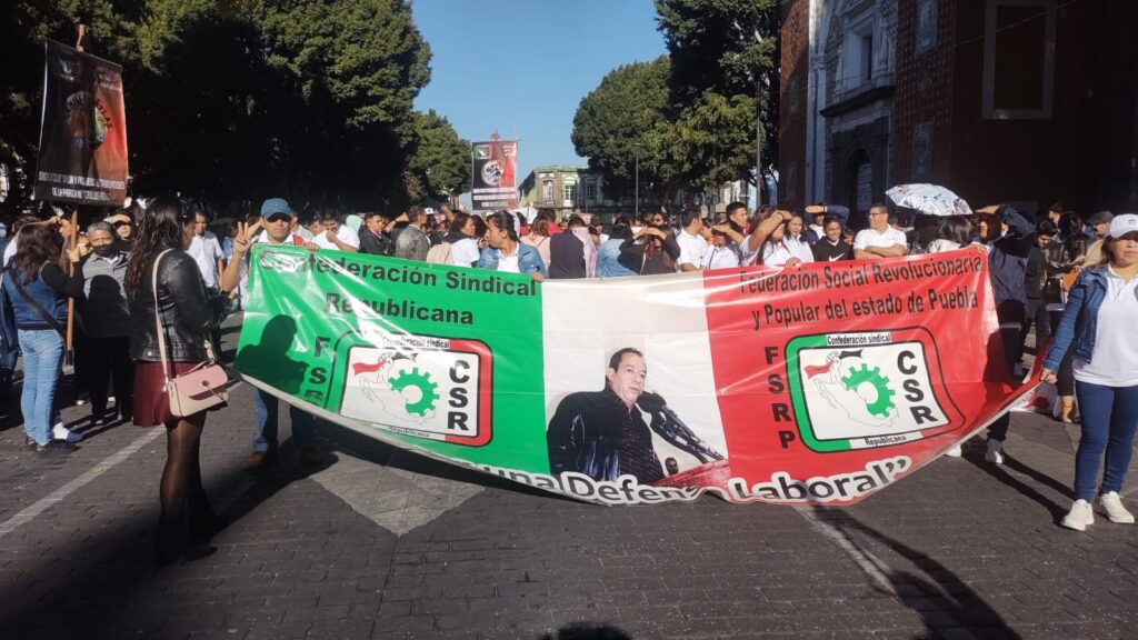 Desfilan trabajadores en el marco del 20 de noviembre