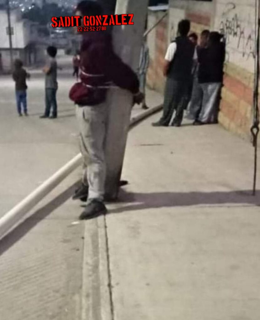 Detienen y amarran al poste a un presunto ladrón en Amozoc