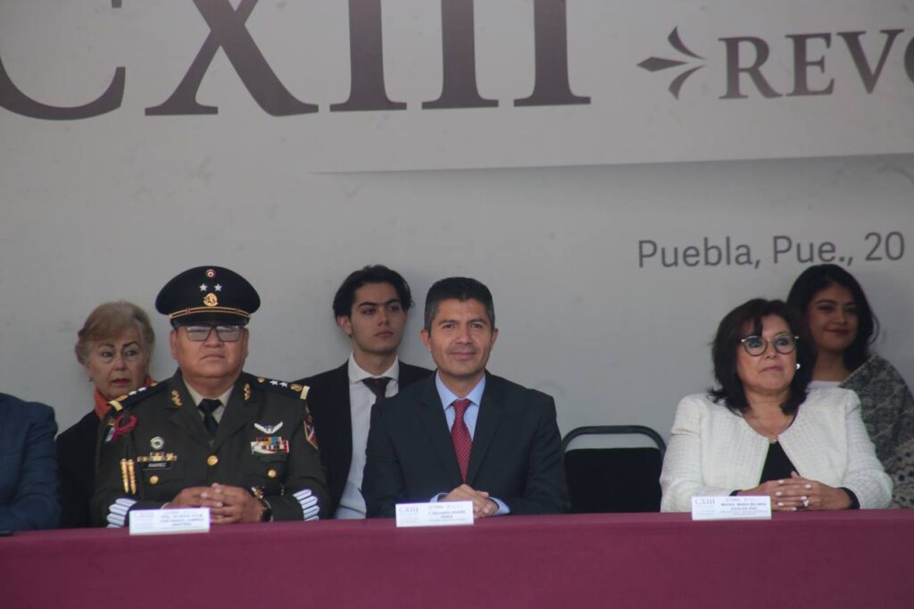 Fotonota: Eduardo Rivera asistió al desfile por el 113 aniversario de la Revolución Mexicana