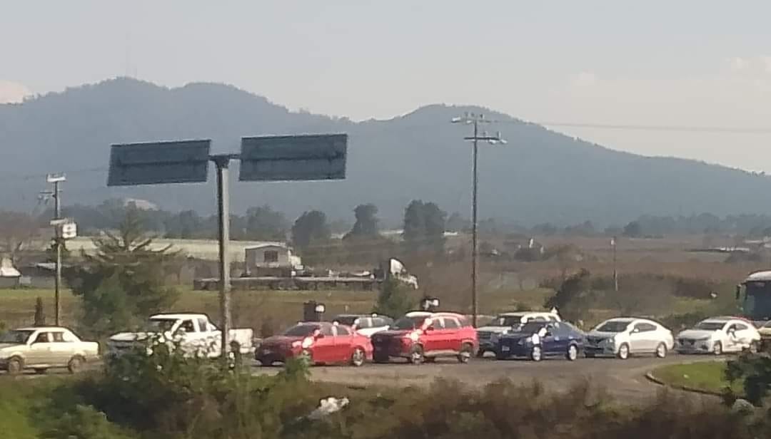 Gran afluencia de vehículos en la carretera Huauchinango-Zacatlán
