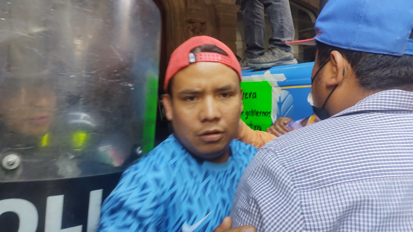 Video desde Puebla: Manifestantes de La Resurrección retienen a empleado de Gobernación municipal