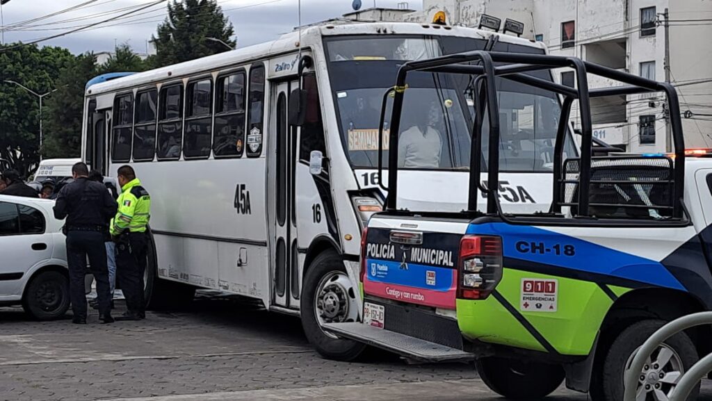 Detiene policía municipal a dos pasajeros con droga en Ruta 45 A