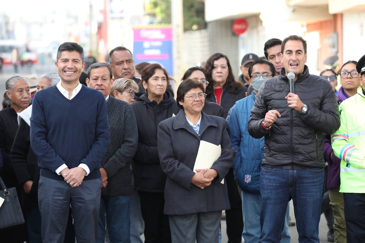 Eduardo Rivera entrega calle en Granjas de Puebla
