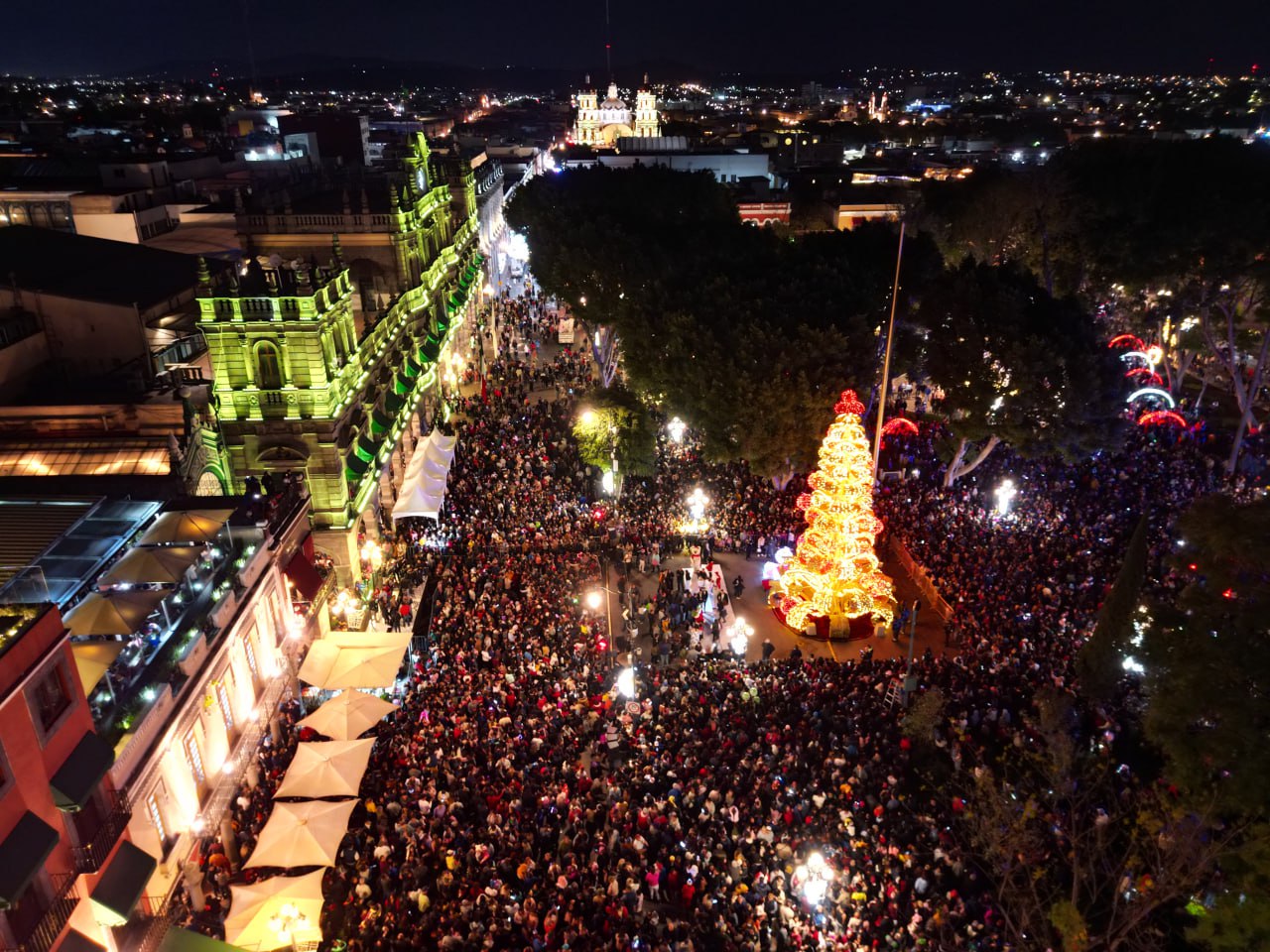 Encienden árbol navideño en el zócalo de Puebla
