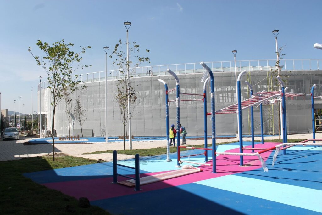 Supervisan construcción del biciestacionamiento