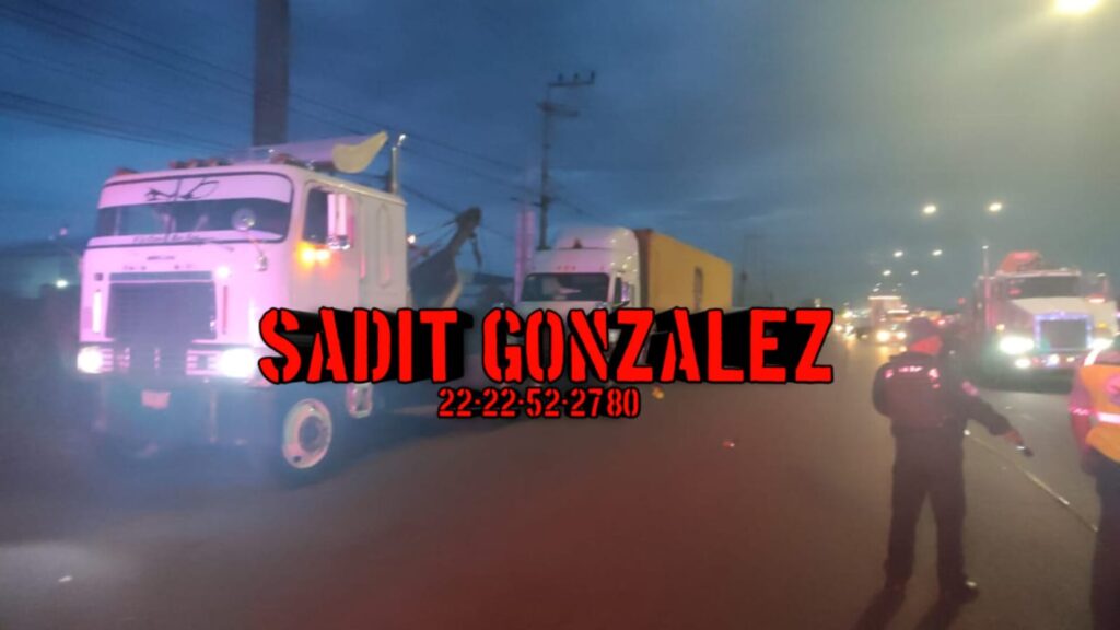 Hombre sin vida dentro de cabina de un camión en periférico ecológico