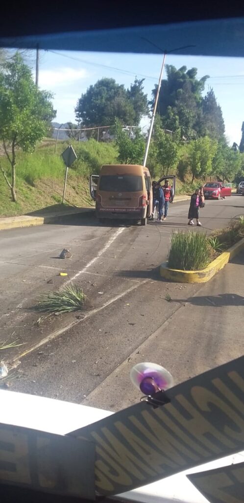 Varios heridos en combi de transporte público que se estampó contra poste en Huauchinango