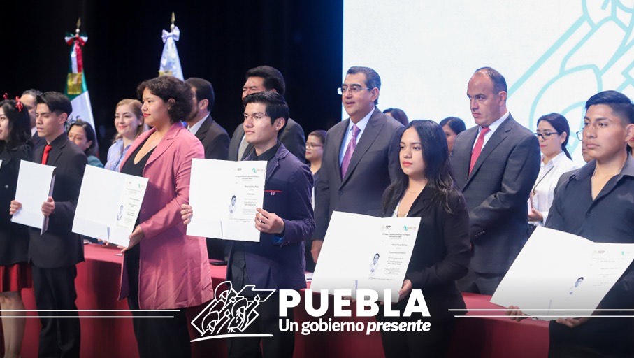 Video desde Puebla: Sergio Salomón entregó títulos profesionales en Cecyte