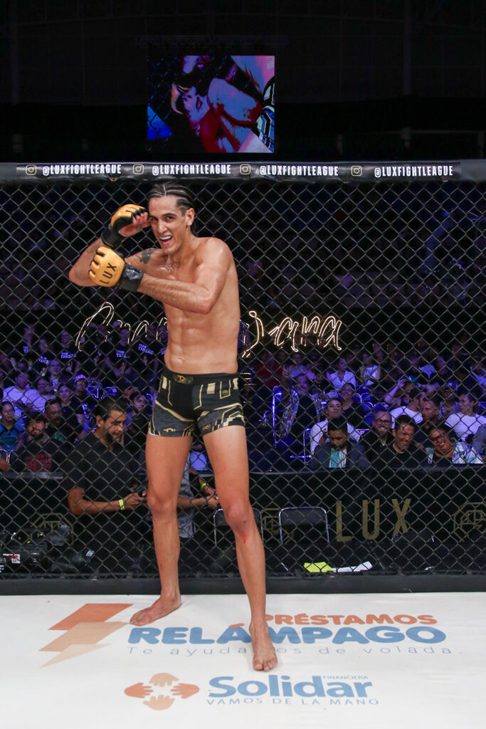 “Tarzán” Aburto con paso perfecto en LUX al vencer a “Tyson” Grano