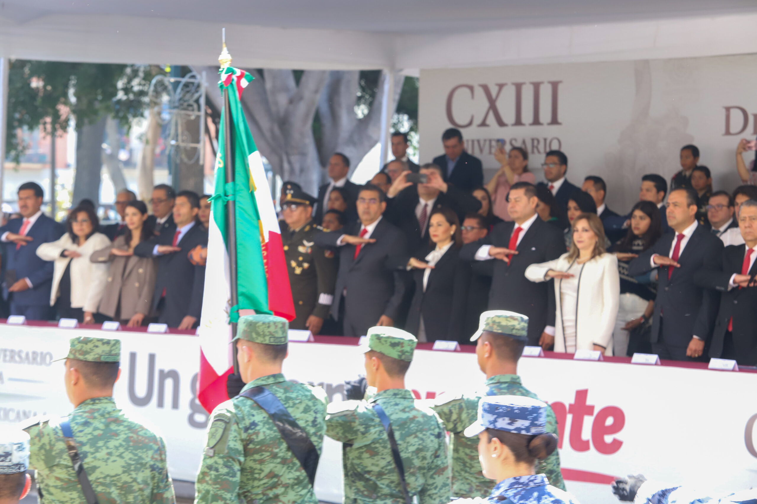 Video desde Puebla: Sergio Salomón encabeza desfile y entrega de medallas por el aniversario de la Revolución Mexicana