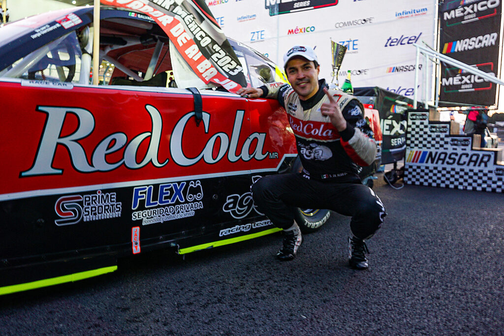 Se queda Salvador de Alba Jr. con la corona de NASCAR México