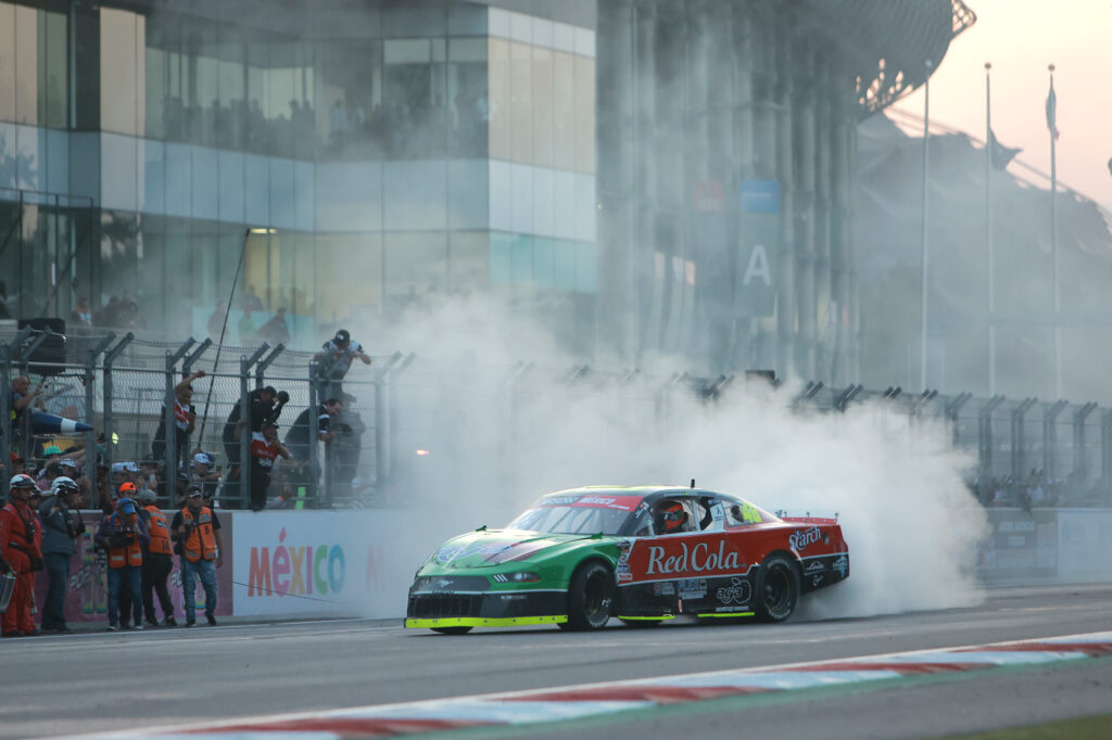 Salvador de Alba Jr. y el Racing Team, suman su segundo Título de NASCAR México
