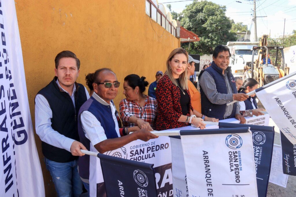 Paola Angon atiende las necesidades de las familias, con el inicio de obra de la calle primera de Vicente Guerrero