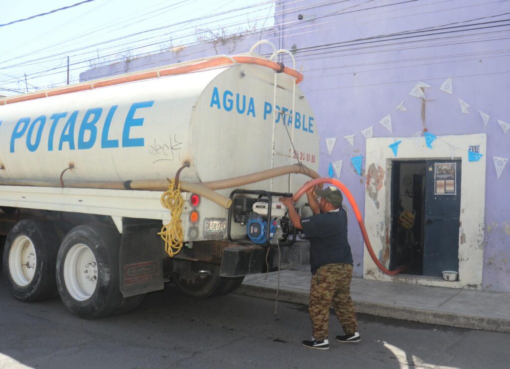 Paola Angon cumple el compromiso de abastecer agua a vecinos de los barrios de Jesús y Santiago