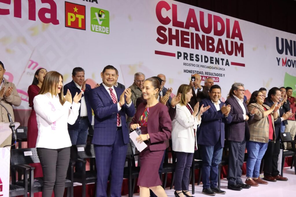 Acuden Sergio Salomón y Alejandro Armenta a la entrega de constancia como precandidata a Claudia Sheinbaum