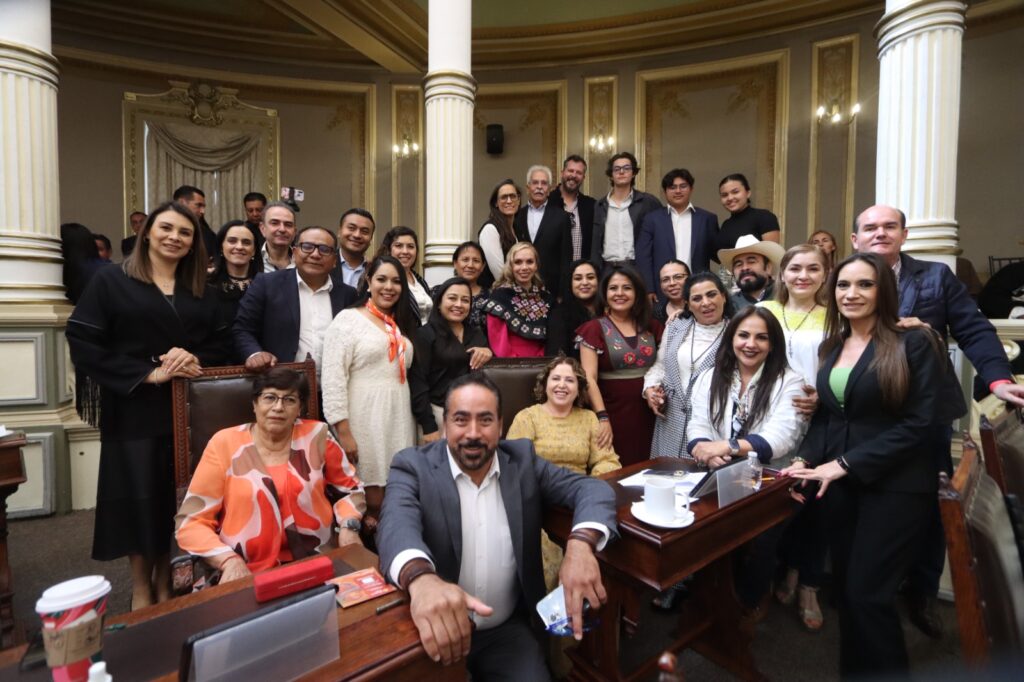 Participa LXI Legislatura en entrega de la Medalla “Carmen Serdán”