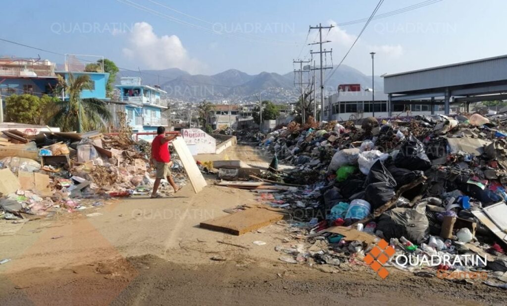 Claman al gobierno federal agua para limpiar casas de Acapulco