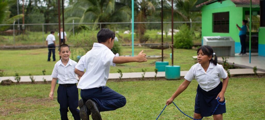 ¿Qué se necesita para que los niños vayan a clase? agua potable