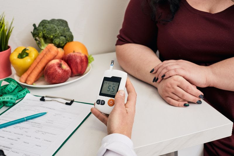 La diabetes y la obesidad son dos padecimientos separados, que con mucha frecuencia se relacionan y requieren de una atención en conjunto, señalan expertos del Centro Médico ABC