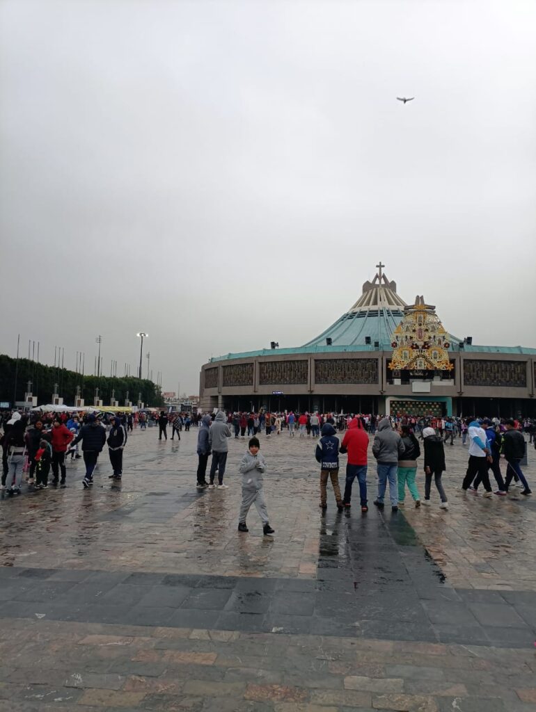 Guadalupanos acuden al templo del Tepeyac