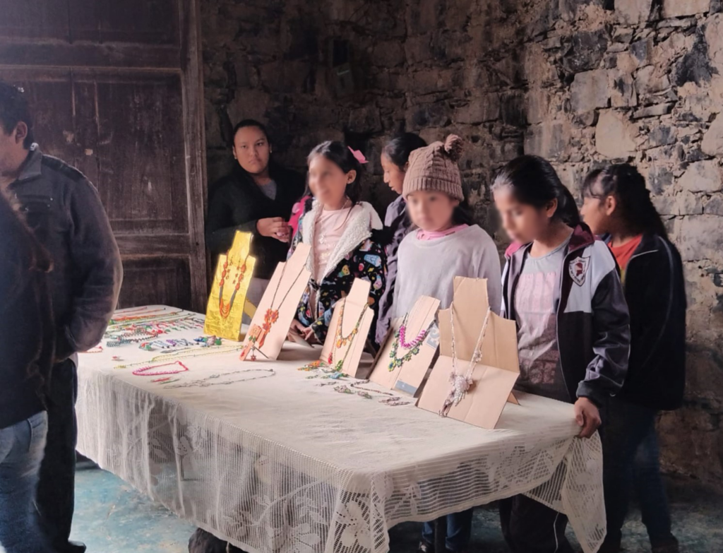 Fomenta gobierno estatal preservación de artesanías Otomís