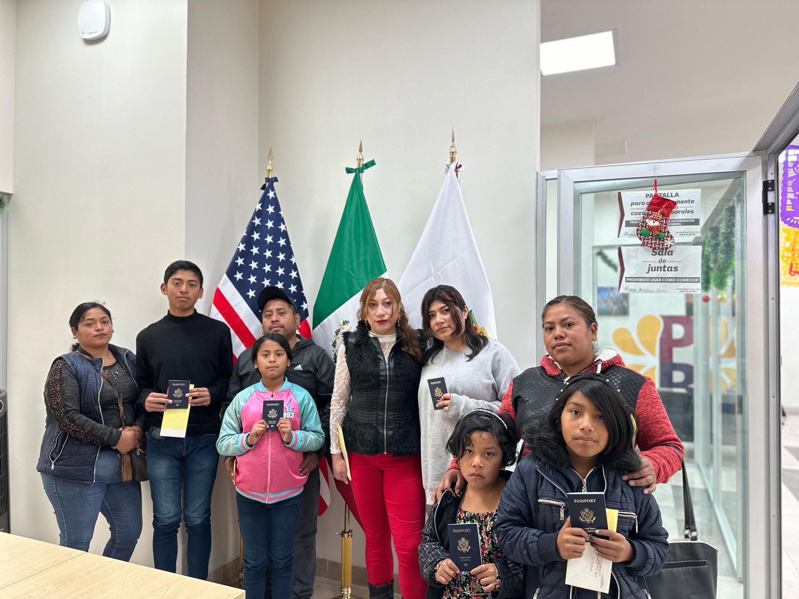 Entrega gobierno de Puebla pasaportes a niños y jóvenes