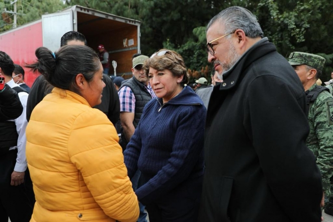 Gobernadora entrega apoyos sociales y alimentarios a habitantes de Texcaltitlán