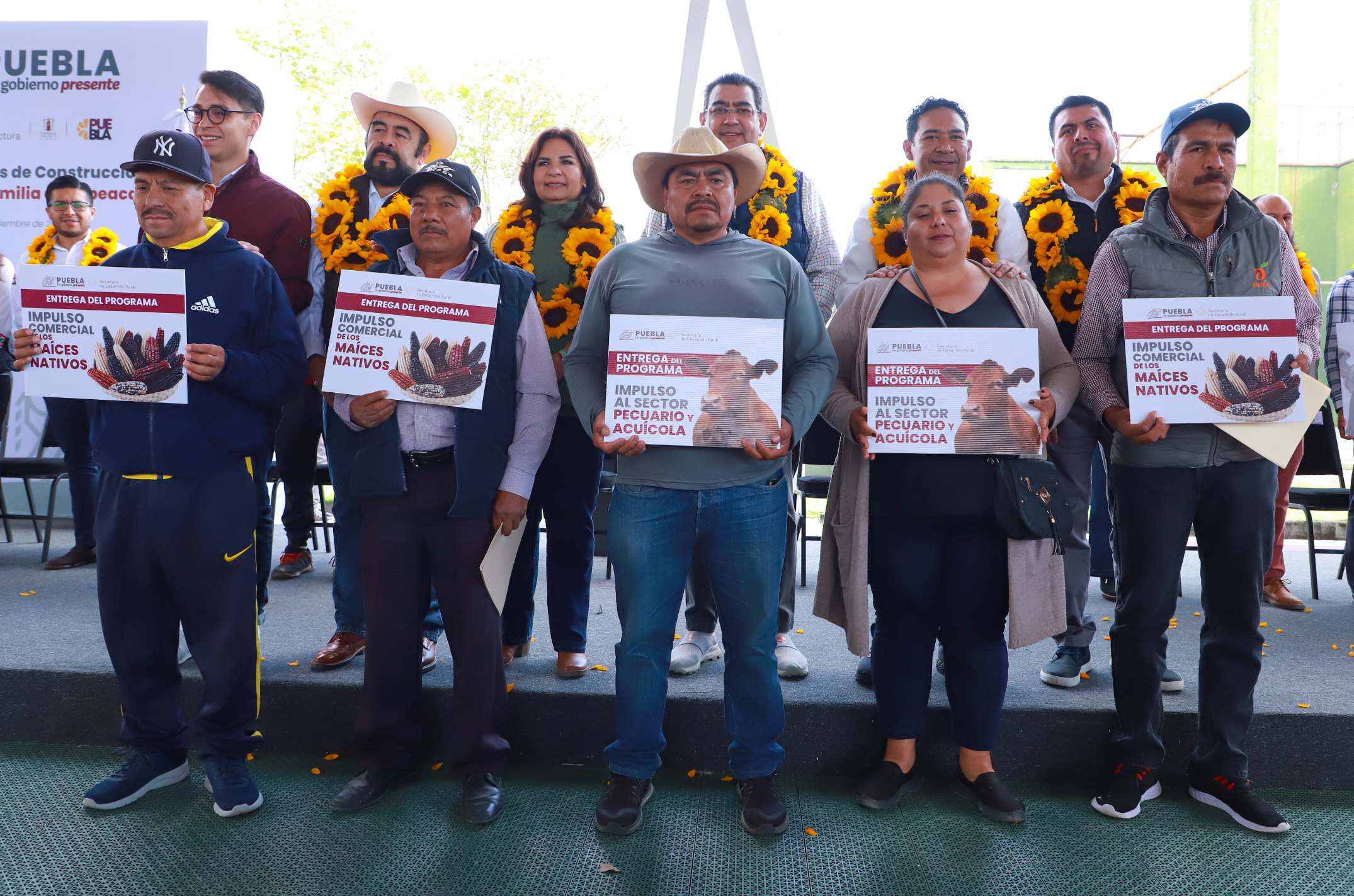 En Tepeaca y Amozoc, Sergio Salomón entrega obra carretera, títulos de propiedad, programas sociales e inicia construcción del Parque de la Familia y