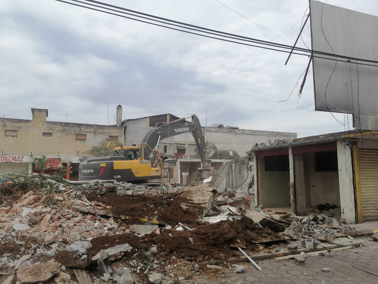 Sin medidas de protección civil, comienza demolición del mercado en Huauchinango