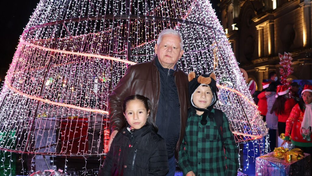 Carlos Peredo encendió el espíritu de la navidad en Teziutlán