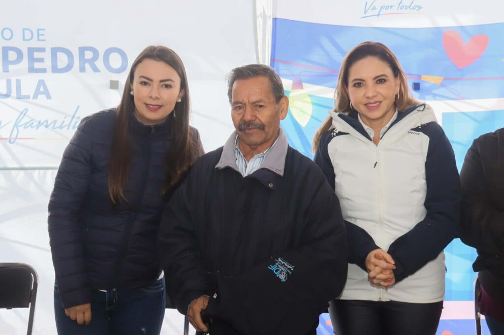 Paola Angon y María de la Barreda entregan prendas abrigadoras a abuelitos