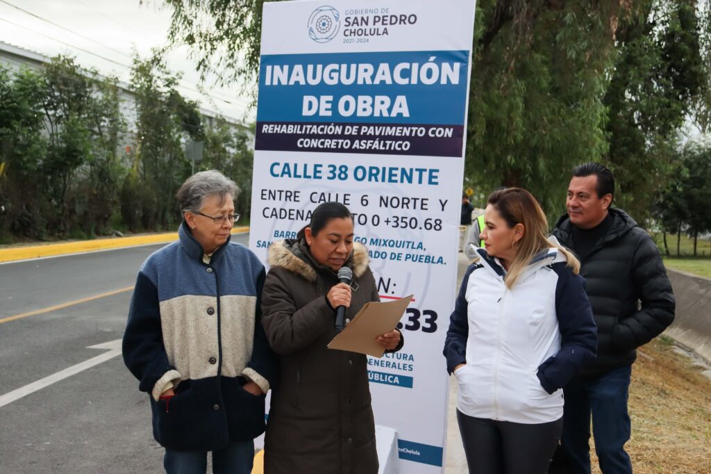 Paola Angon entrega pavimentación de la 38 ote