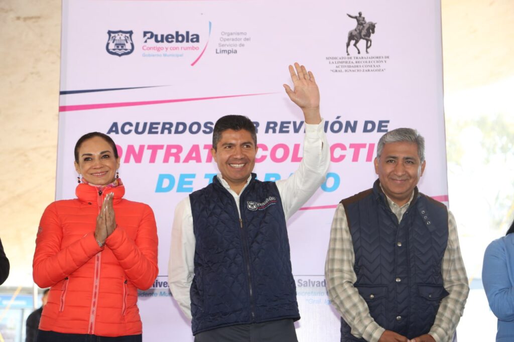 Eduardo Rivera festeja a trabajadores del servicio de limpia