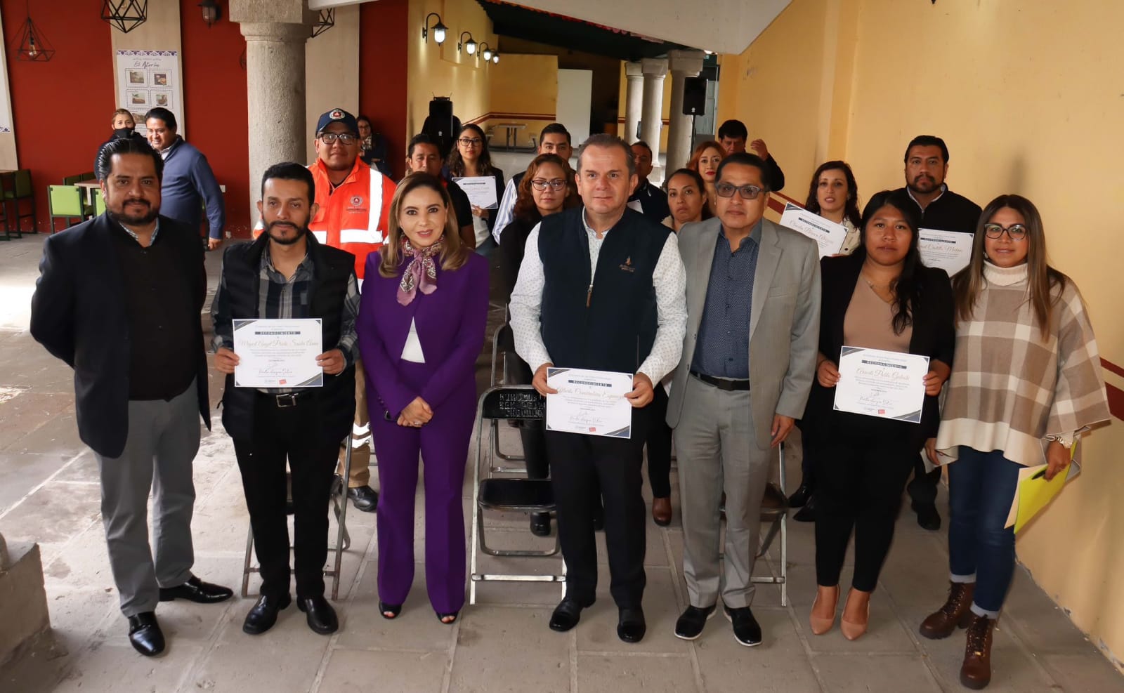 Paola Angon entregó reconocimientos a trabajadores del ayuntamiento de San Pedro Cholula