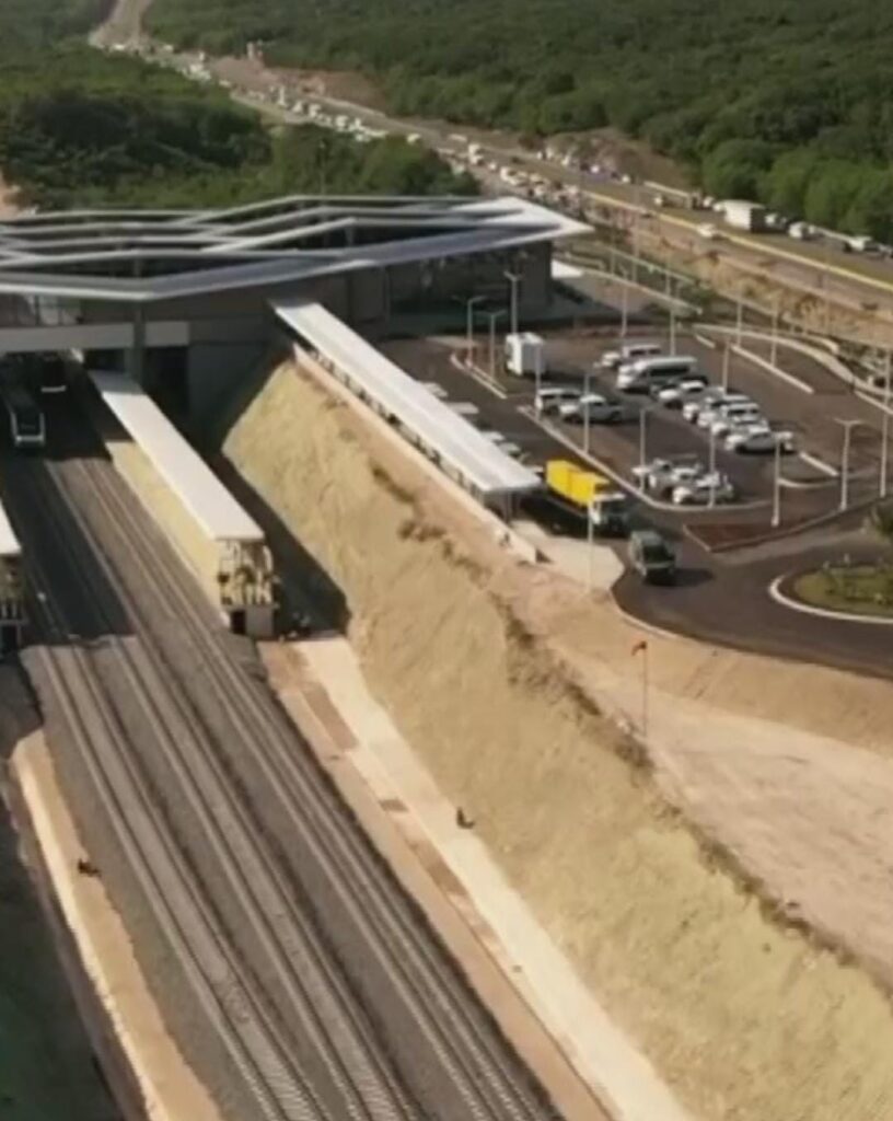 AMLO devela placa del Tren Maya