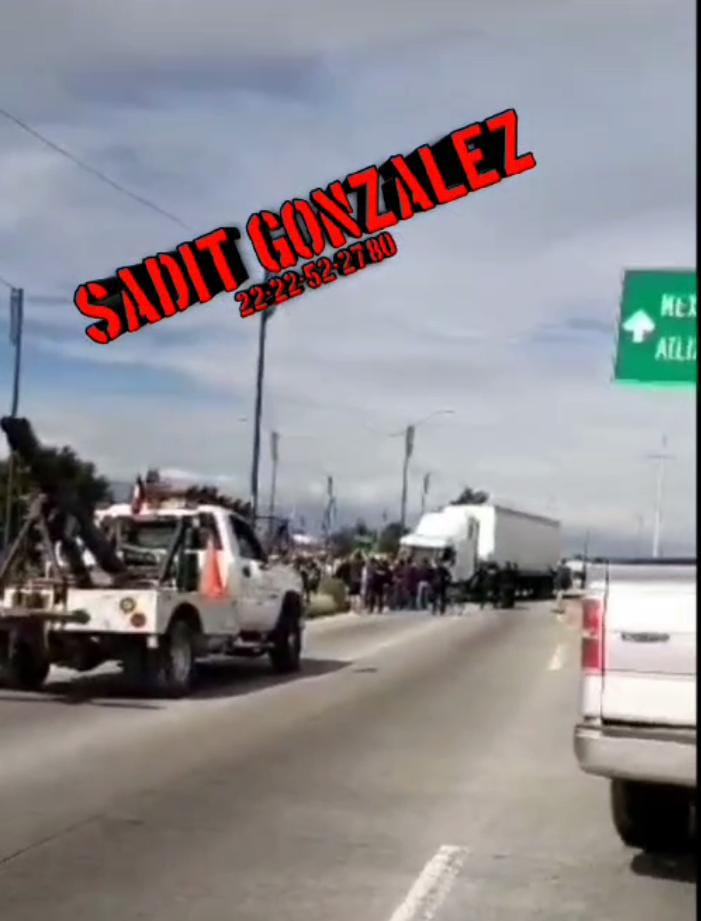 Video desde Puebla: Robo de camión en Cuautlancingo provocó un lesionado y dos detenidos en el periférico