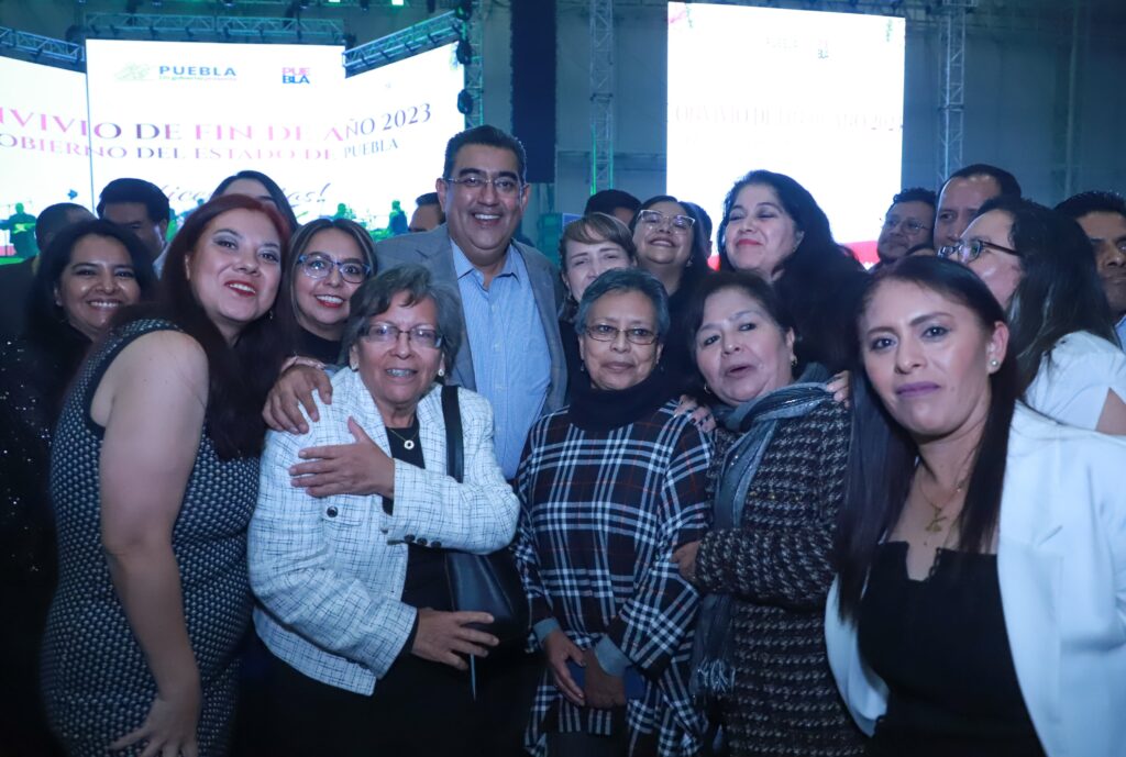 Sergio Salomón y Gaby Bonilla encabezan posada con trabajadores del gobierno estatal