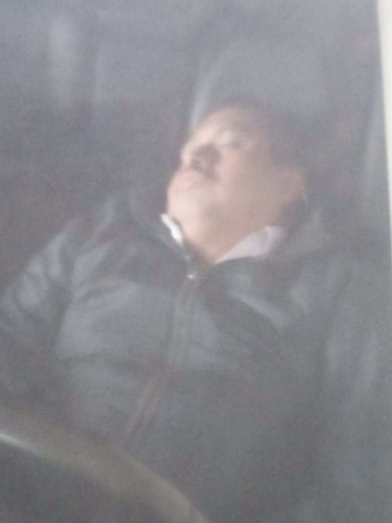 Fotonota: Exhiben a MP de Ahuazotepec por dormir en horario de trabajo